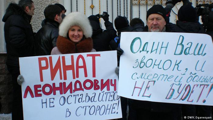 Protestkundgebung neben dem Privathaus des reichsten Ukrainers