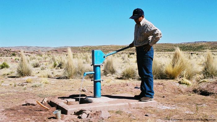 Un habitante de las altas llanuras bolivianas se surte de agua de un aljibe. 
