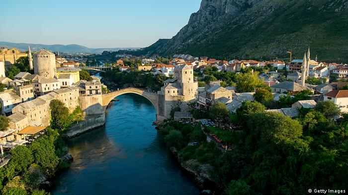 Im Krieg zerstörte Kulturstätten Brücke in Mostar 2013
