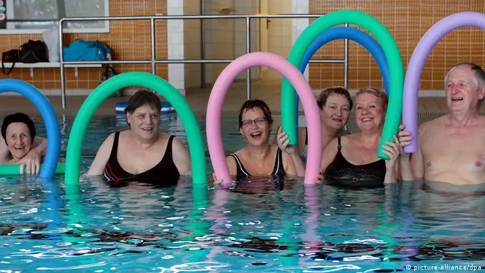 Seniors in a swimming pool (picture-alliance/dpa)