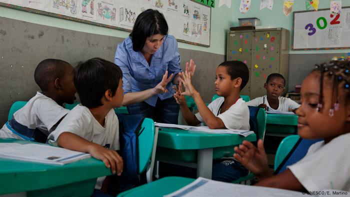 UNESCO: 250 Millones de niños no saben leer ni escribir | El Mundo | DW |  29.01.2014