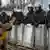 Mwandamanaji akiwapigia gita polisi waliojipanga kuzuia maandamano mjini Kiev.