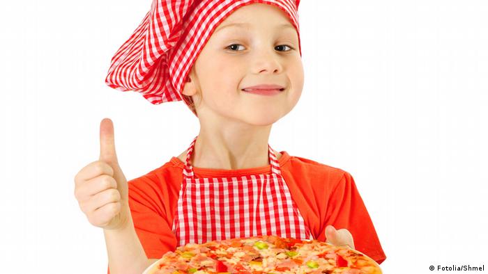 Symbolbild - Kind mit Pizza (Fotolia/Shmel)