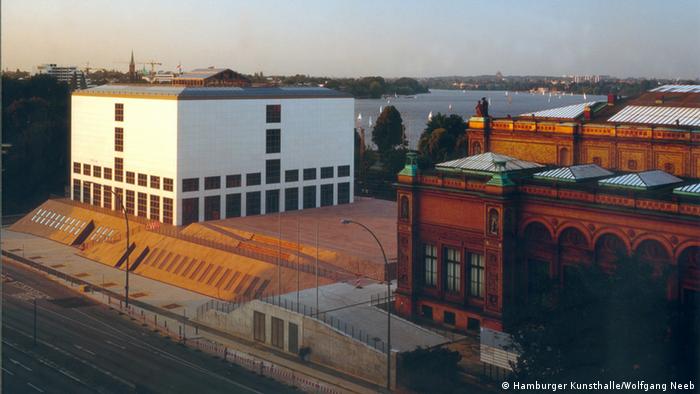 Luftaufnahme von einem weißen kubusförmigen Gebäude, das auf einem Granitsockel steht (Foto: Hamburger Kunsthalle/Wolfgang Neeb).