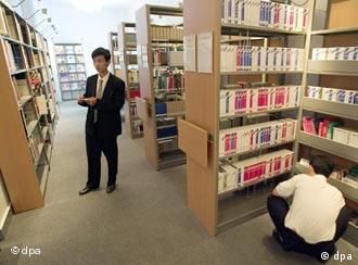 Nordkoreanische Besucher im Lesesaal des Goethe-Instituts in Pjöngjang (Foto: dpa)
