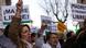 Demonstration in Madrid: Frauen mit Plakaten protestieren gegen ein geplantes schärferes Abtreibungsrecht (Foto: Reuters) Demonstration in Madrid: Frauen mit Plakaten protestieren gegen ein geplantes schärferes Abtreibungsrecht (Foto: Reuters)