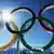 Die Olympischen Ringe vor einem blauen Himmel (Foto: Alexey Filippov/RIA Novosti)