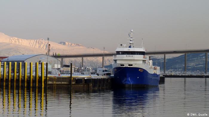 Schiff im norwegischen Hafen Tromsø (Foto: DW/I. Quaile