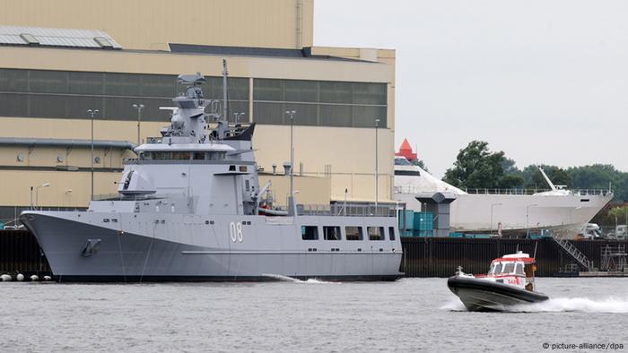 Deutsche Patrouillenboote stehen vor Bremer Lürssen-Werft (Foto: Ingo Wagner/dpa)