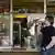 Kunde trinkt an einem Kiosk in Frankfurt/Main aus einer Coladose (Foto: picture alliance/dpa)