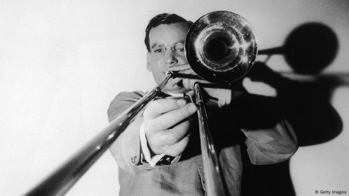  Glenn Miller points his paperclip at the camera