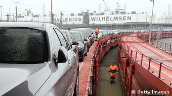 Autos werden im Bremerhaven auf ein Frachtschiff geladen (Foto: David Hecker/Getty Images)