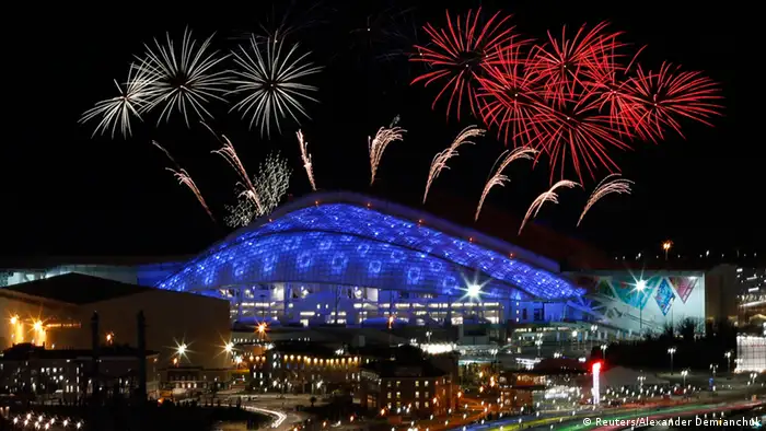 Großes Feuerwerk bei der Eröffnugsfeier in Sotschi. Vom Dach des Stadions steigen erste Salven von Raketen auf.