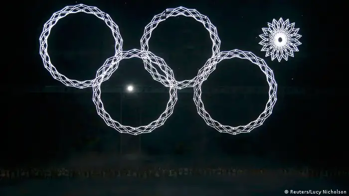 Eine riesige künstliche Schneeflocke geht im Fischt-Stadion nicht wie geplant zu einem der fünf olympischen Ringe auf.