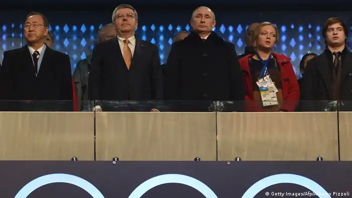 Russlands Präsident Vladimir Putin, (IOC) Präsident Thomas Bach und Ban Ki-moon stehen nebeneinander während der russischen Nationalhymne