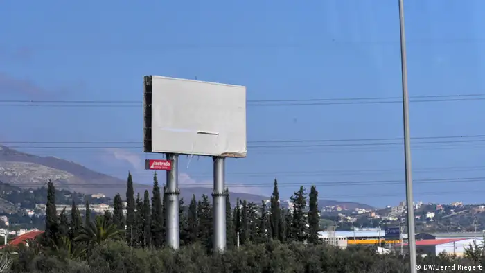 Leere Werbetafeln an der Autobahn von Athen in Richtung Internationaler Flughafen