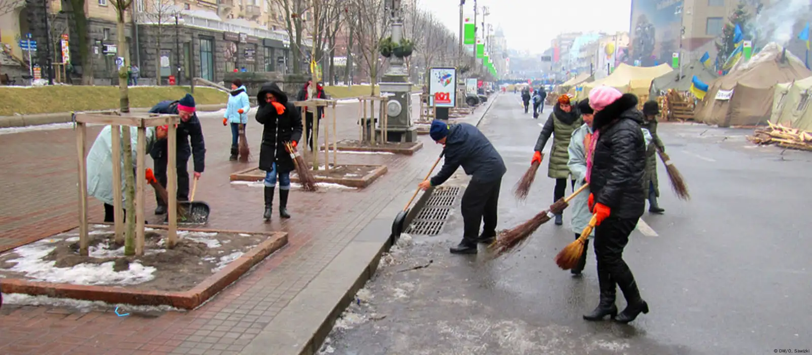 Субботник с сюрпризом на Евромайдане – DW – 08.02.2014