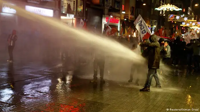 zur Nachricht - Tausende demonstrieren in Istanbul gegen Internet-Gesetze