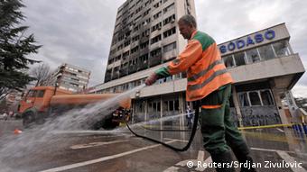 Komunalni djelatnik pere ulicu nakon nereda u Tuzli