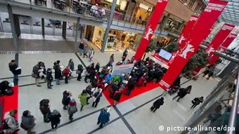 Menschen stehen Schlange, um Berlinale-Tickets zu erwerben