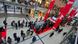 Menschen stehen Schlange, um Berlinale-Tickets zu erwerben Menschen stehen Schlange, um Berlinale-Tickets zu erwerben