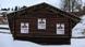 Holzhütte im Schnee mit Plakaten (Foto: dpa) Holzhütte im Schnee mit Plakaten (Foto: dpa)