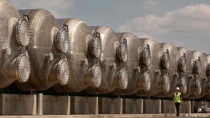 Напорные фильтры для очистки воды на опреснительном заводе в Бектоне близ Лондона