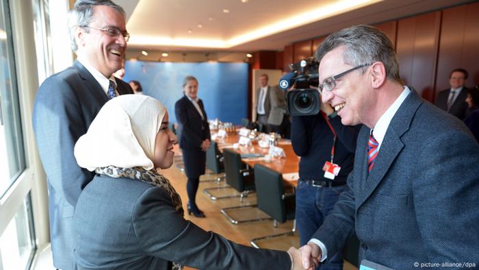 Bundesinnenminister Thomas de Maiziere beim Treffen mit Migranten in Berlin (Foto: picture-alliance/dpa)