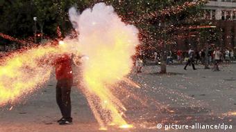 Der Moment, in dem Andrade von dem Feuerwerkskörper am Kopf getroffen wurde. (Foto: EPA/AGENCIA GLOBO)