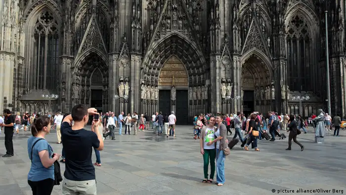 Touristen vor Kölner Dom