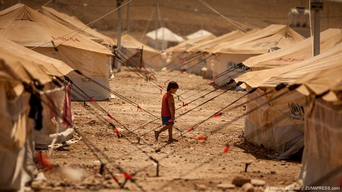 Syrischer Luftangriff auf Flüchtlingscamp | DW Deutsch Lernen