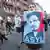 People demonstrate with "Snowden Asyl" Posters (Foto: Britta Pedersen/dpa)