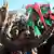 Libyer protestieren in Tripolis gegen die Verlängerung der Amtszeit des Übergangsparlaments (Foto: dpa)