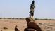 Un soldat nigérien patrouille sur la route entre Agadez et Arlit (2010) Un soldat nigérien patrouille sur la route entre Agadez et Arlit (2010)