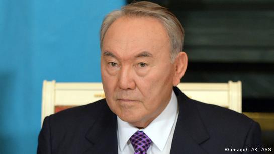 Казахстанцы выбрасывают портреты Назарбаева на мусорку