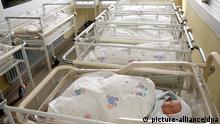 ARCHIV - Ein einzelner Säugling liegt auf einer Säuglingsstation in einem Krankenhaus in Seligenstadt, aufgenommen am 04.08.2006. Ein Grund für die Schließung vieler Geburtsstationen sind explodierende Haftpflichtprämien. «Geburtshilfe ist für Versicherungen eine Hochrisiko-Disziplin», sagte ein Experte für Klinik-Versicherungen in einem Gespräch mit der Deutschen Presse-Agentur dpa. Foto: Frank May/dpa (zu dpa-Gespräch vom 23.11.2012: Geburtshilfe als «Hochrisiko-Disziplin» - Versicherungen immer teurer) +++(c) dpa - Bildfunk+++