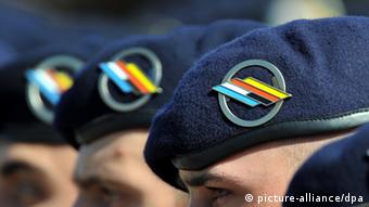Members of the Franco-German Brigade standing side by side (c) picture-alliance/dpa
