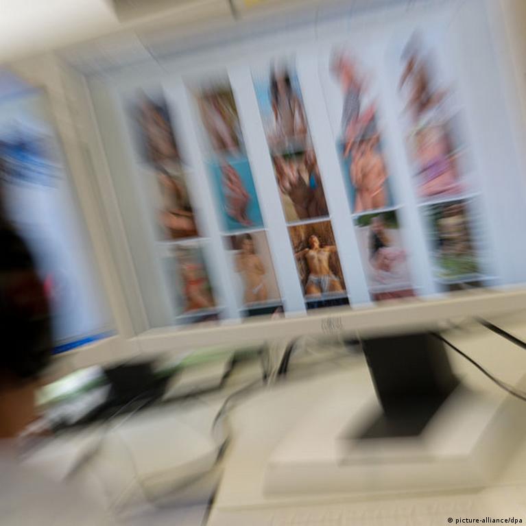 Rus keksa xotinlarining bir-birini aldayotgan pornografik tasvirlari Men xotinimning boshqa erkak bilan jinsiy aloqa qilishini tomosha qilishni yaxshi koraman.