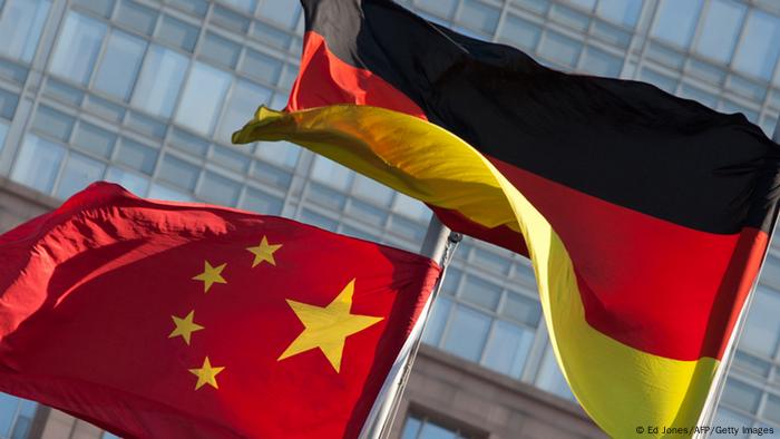 Symbolbild Deutschland China Flaggen