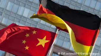 Symbolbild Deutschland China Flaggen