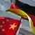 Symbolbild Deutschland China Flaggen
