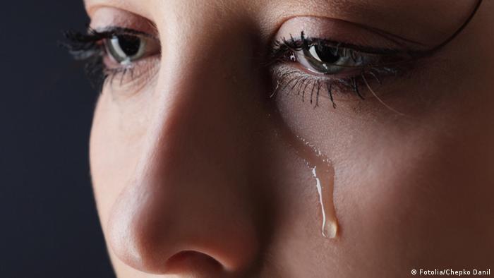 Woman with tears in her eyes (Fotolia/Chepko Danil)