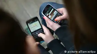 Jugendliche mit Smartphone Symbolbild