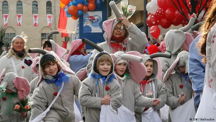 Lors du carnaval, les enfants défilent dans les rues de Cologne et distribuent des Kamelle, des friandises.
