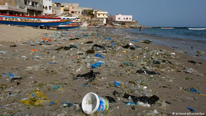 Plastikmüll am Strand im Senegal