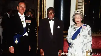 Robert Mugabe und Queen Elizabeth Ritterschlag 1994