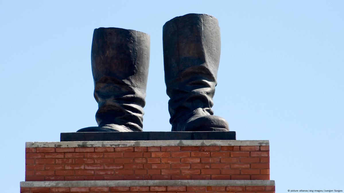 Сапоги сталина. Сапоги Сталина в Будапеште. Памятник Сталину (Будапешт). Сапоги Сталина памятник. Сапоги Сталина на постаменте в Будапеште.