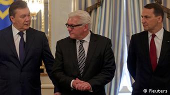 Viktor Yanukovych, Frank-Walter Steinmeier and Radoslaw Sikorski (Foto: Konstantin Chernichkin/REUTERS)
