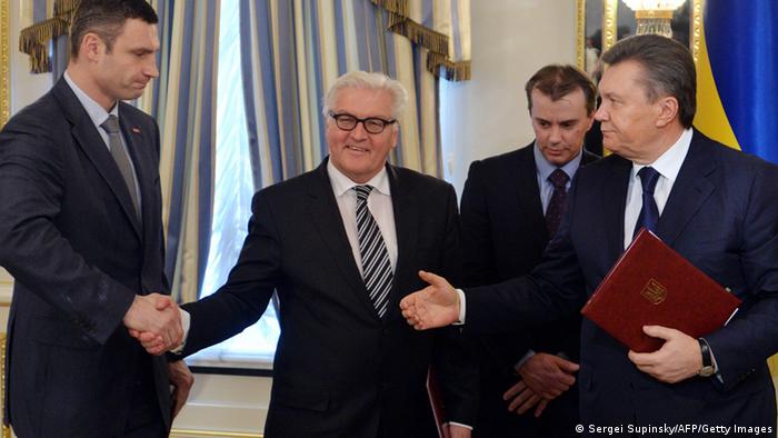 Außenminister Steinmeier (M.) mit Oppositionsführer Klitschko (r.) und Präsident Janukowitsch in Kiew