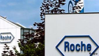 Das Logo des Schweizer Pharma-Unternehmens Roche am Eingang des Werkes in Penzberg bei Bad Tölz